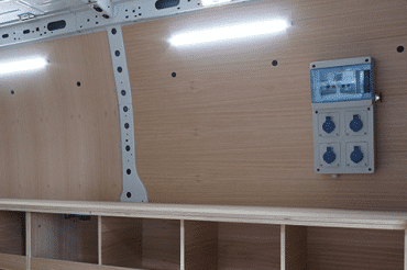 Point lumineux Led et boîtier 4 prises 220V